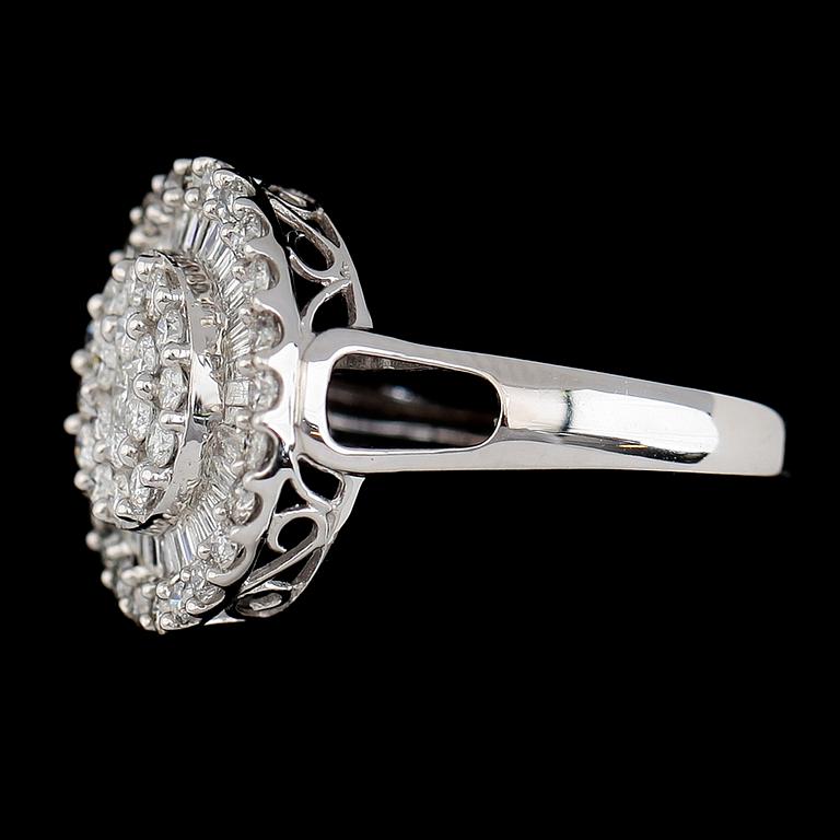 RING, 18K vitguld, briljant och baguetteslipade diamanter tot ca 1.16 ct.