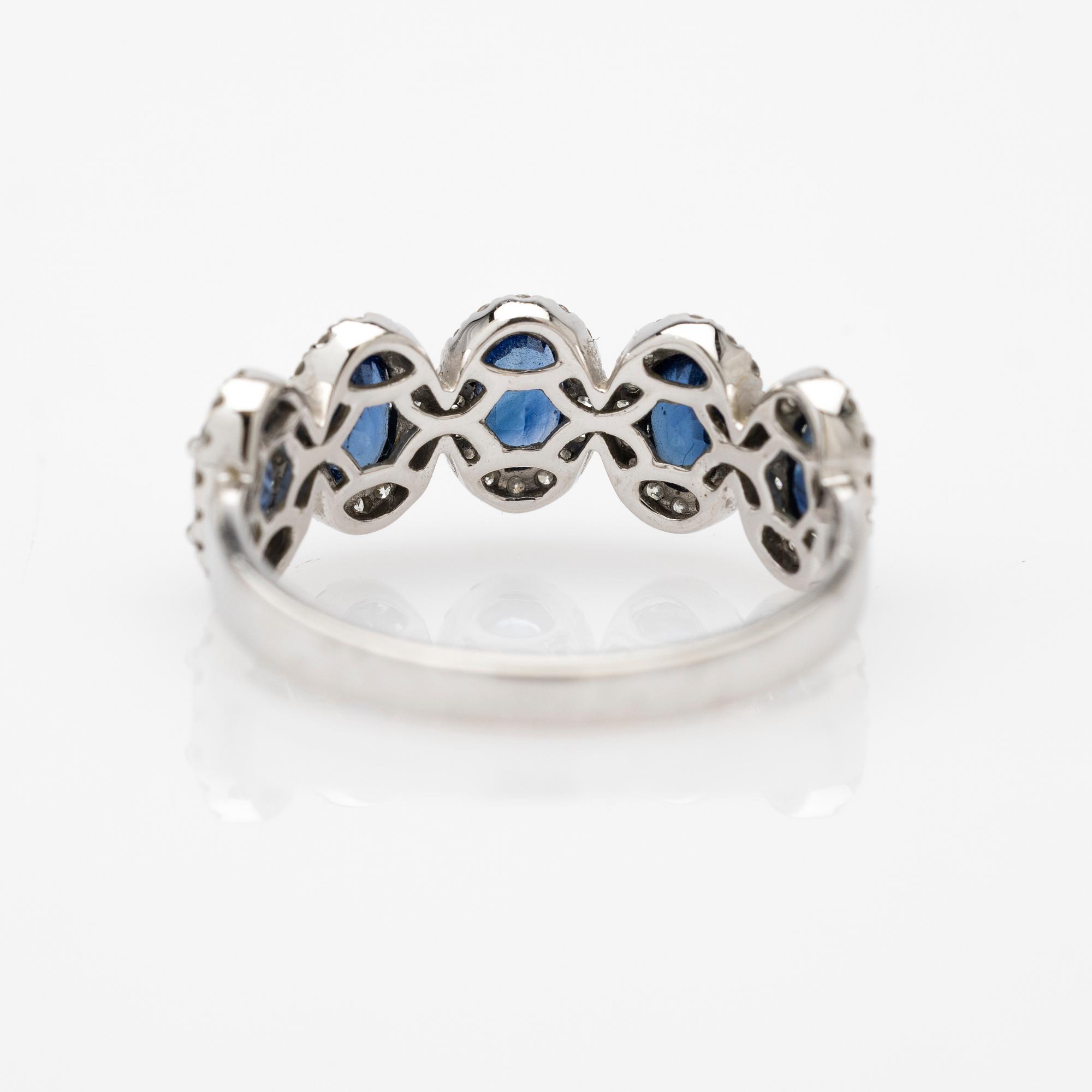 Ring, 14K gold with sapphires and brilliant-cut diamonds.