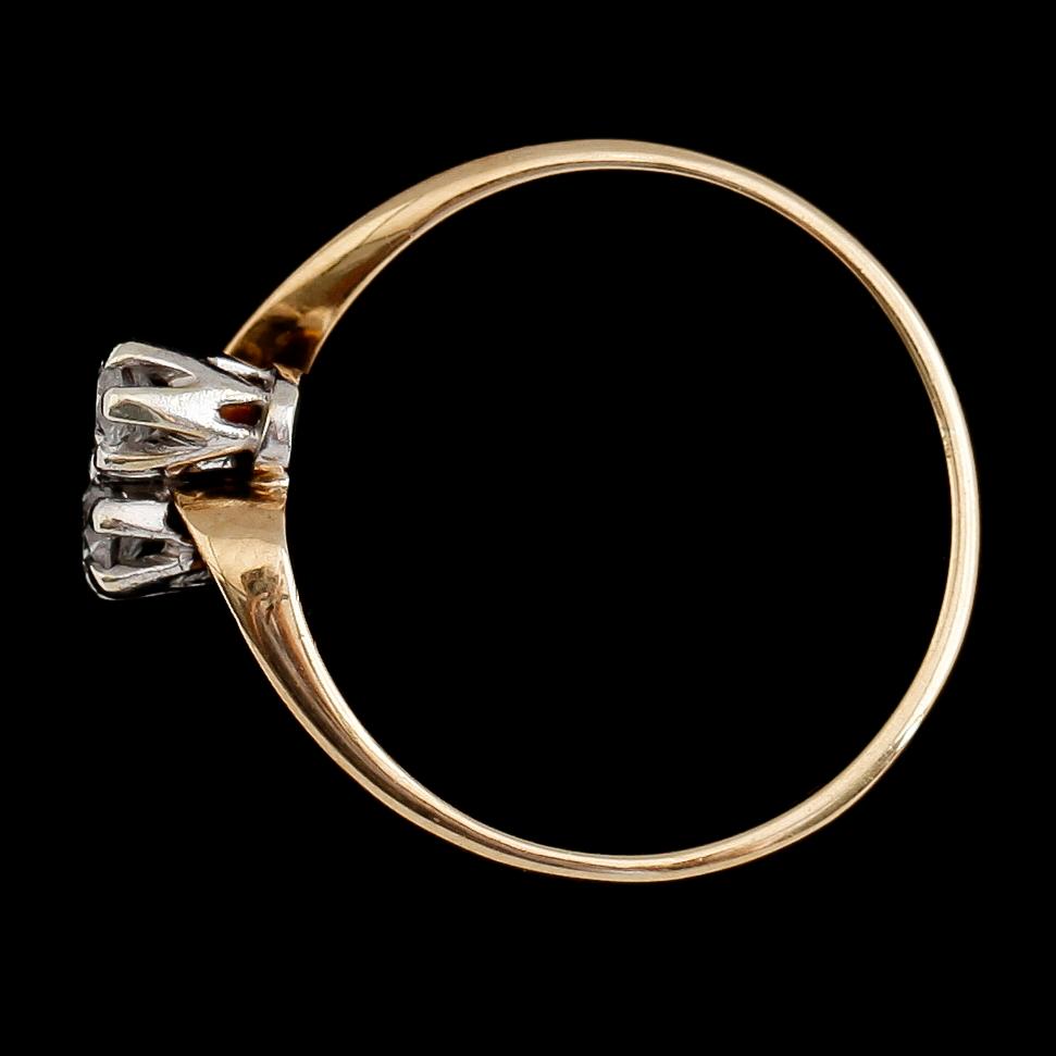 RING, 9 k guld med två diamanter. Total vikt ca 1 gram.
