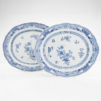 Two serving porcelain dishes, Qing-dynasty, Qianlong 1736-1795. Kina.