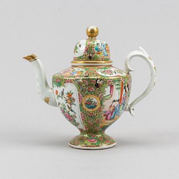 A famille rose Canton teapot with cover, Qing dynasty, late 19th century.