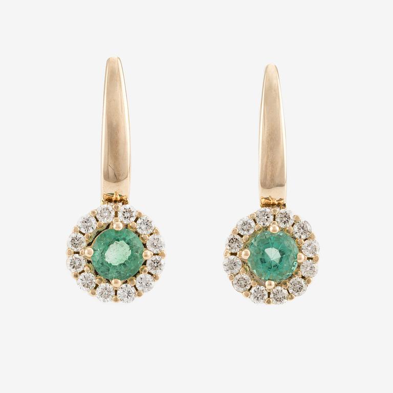 Earrings with emeralds and brilliant-cut diamonds.
