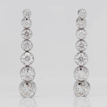 COLLIER samt ÖRHÄNGEN med briljantslipade diamanter i rivièremodell. Kvalitet ca G-H/SI.