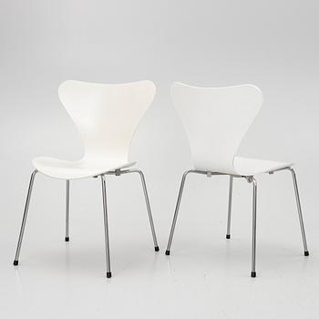 Arne Jacobsen, A set of  8 chairs, "The Seven", Fritz Hansen, Denmark, 1997 and 2005.