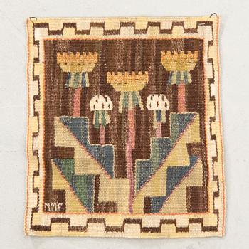 Märta Måås-Fjätterström, vävnad "Maskros" signerad gobelängteknik, etikettmärkt ca 36,5x32 cm.