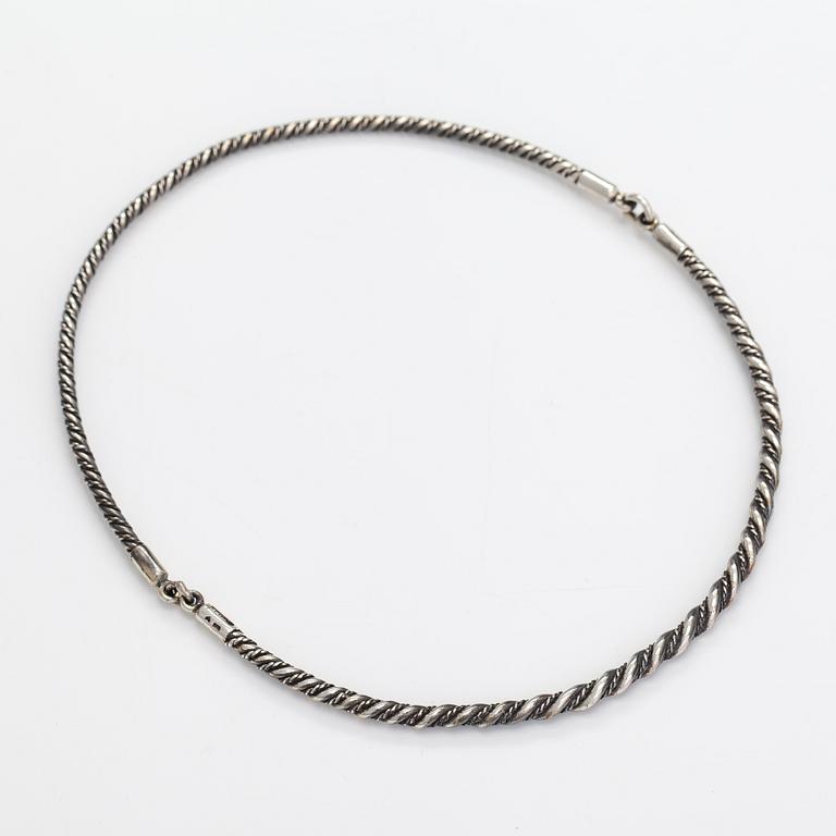 Halsband, ring och armband, silver. Helsingfors 1980-90-tal.