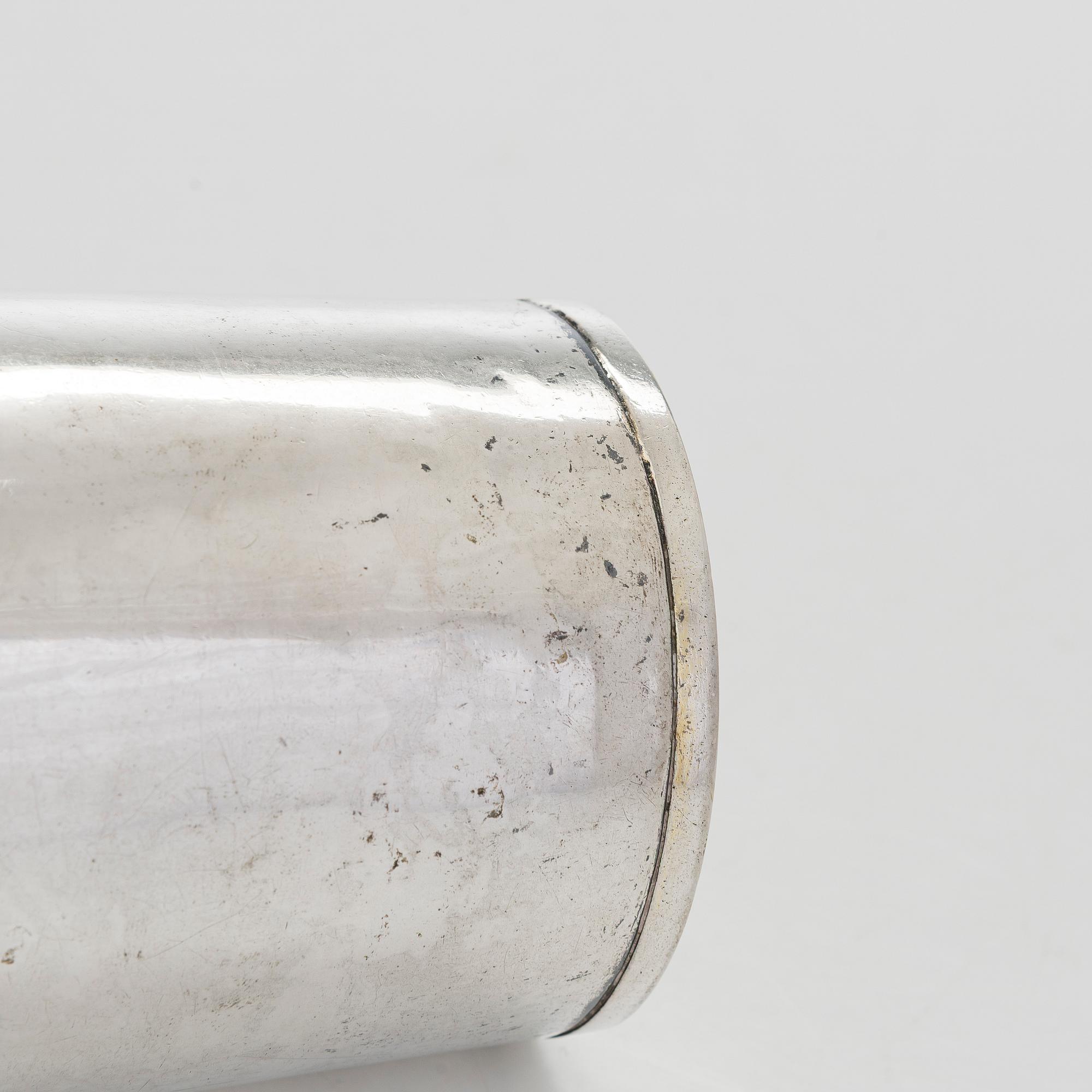 Bägare, silver, mästarstämpel OWL, 1700-talets mitt, gravyr daterad  1760. Oidentifierad mästare.