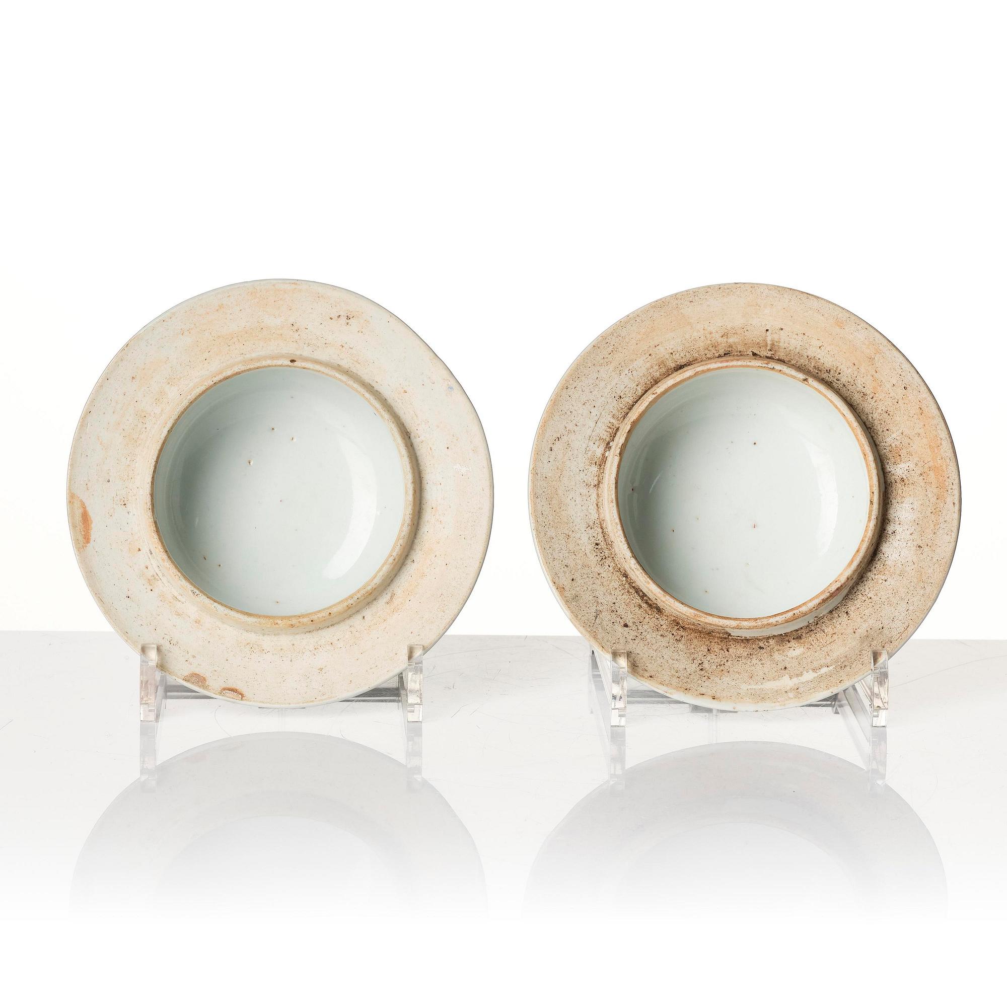 A pair of Chinese famille rose peach vases with covers, late Qing dynasty/circa 1900.