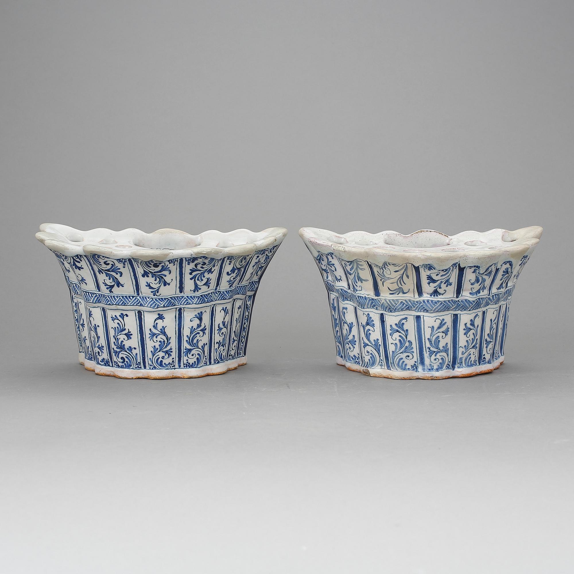 VÄGGVASER, ett par, fajans. Sannolikt Delft, Holland. Troligen 1800-tal.