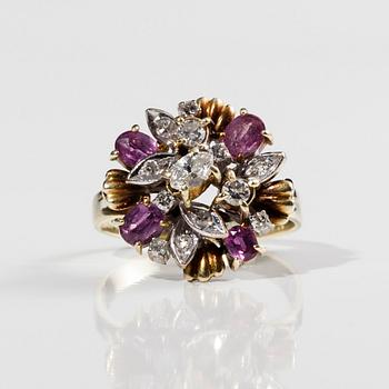 RING, 14K guld, rubiner samt diamanter. Vikt 5 g. 1900-talets mitt.