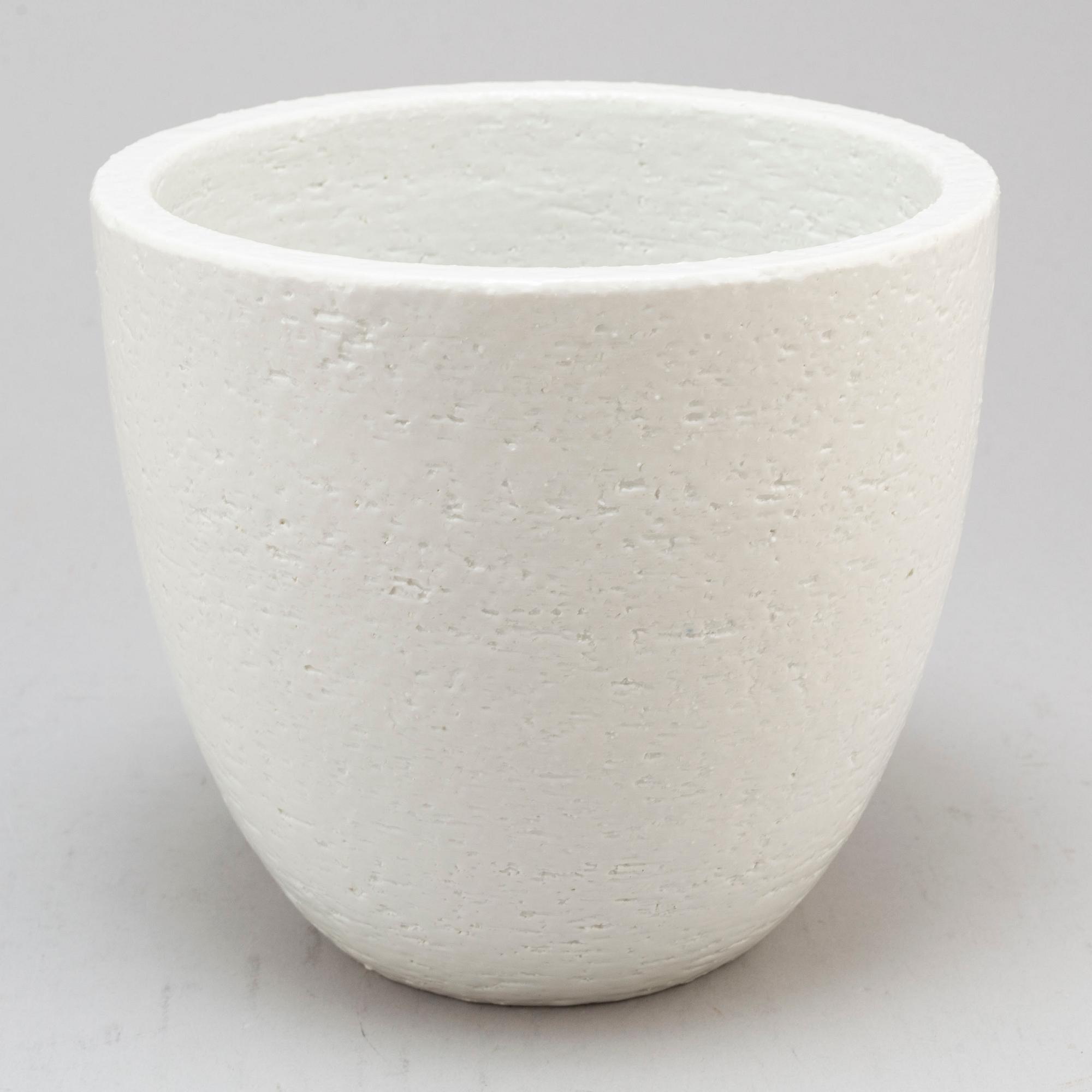 GUNNAR NYLUND, a stoneware bowl from Rörstrand.