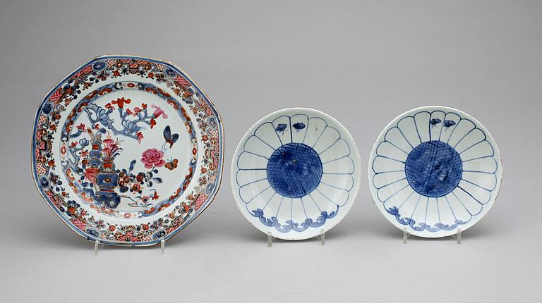 TALLRIK samt FAT, 3 delar, porslin, Kina resp japan, 1700/1800-tal.