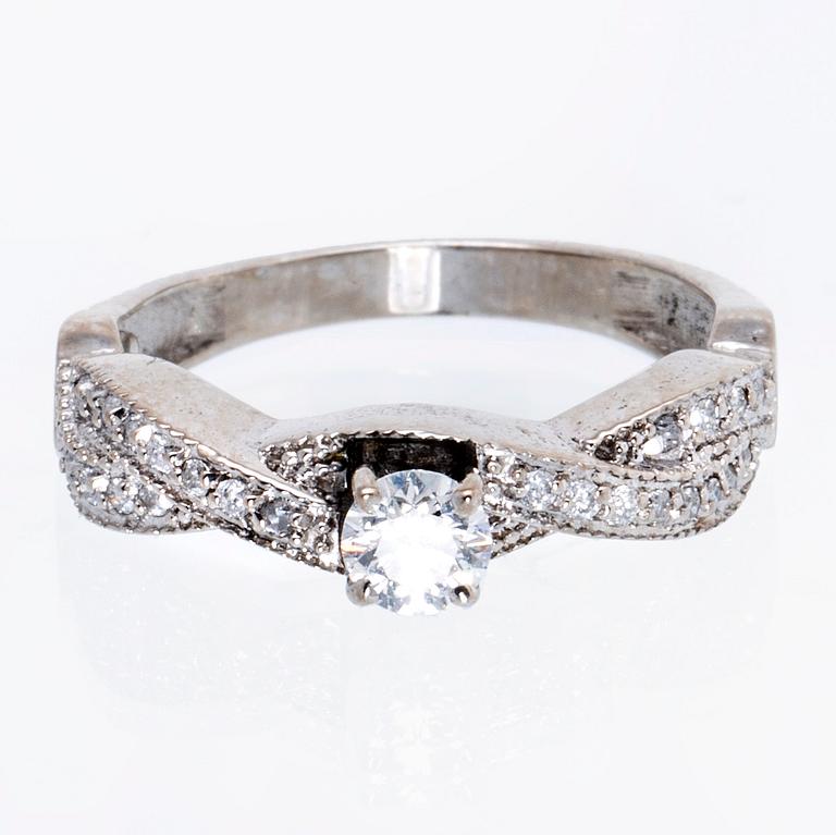 Ring 18K vitguld med 1 briljant ca 0,30 ct och briljanter ca 0,15 ct totalt.