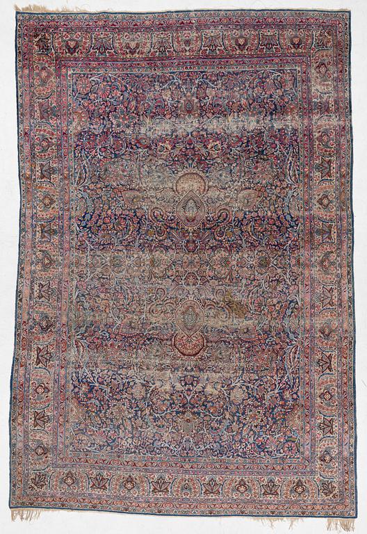 An antique Kirman carpet, ca 410 x 290 cm.