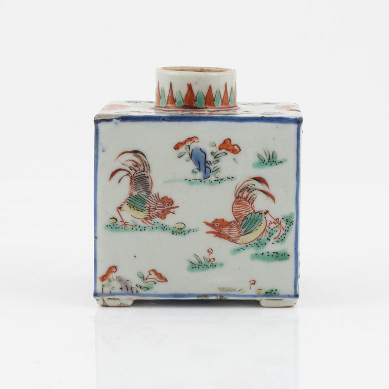 A famille verte porcelain tea caddy, Qing dynasty, Kangxi (1662-1722).