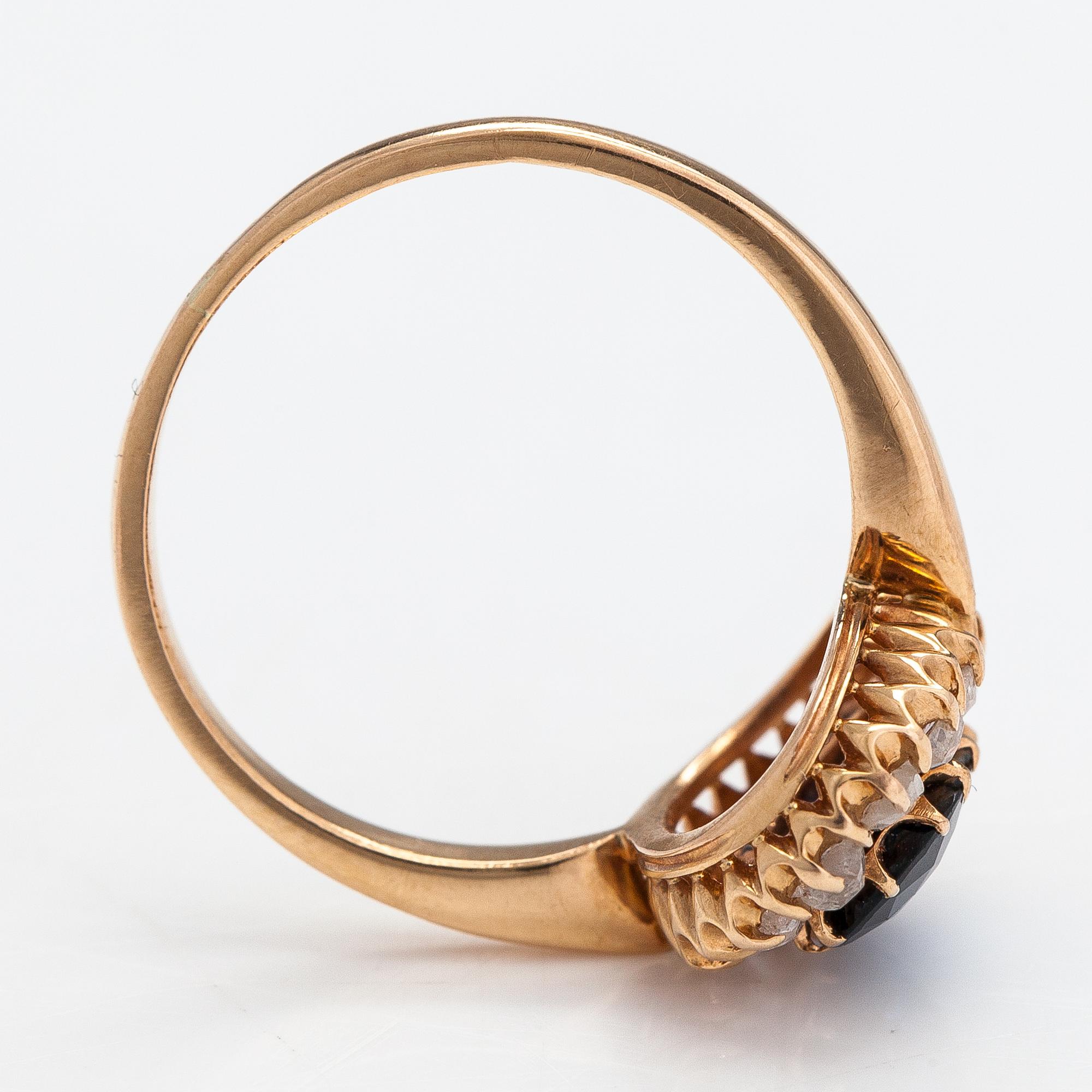 An 18K gold ring with a sapphire and rose-cut diamonds. Esko Raitanen, Helsinki.