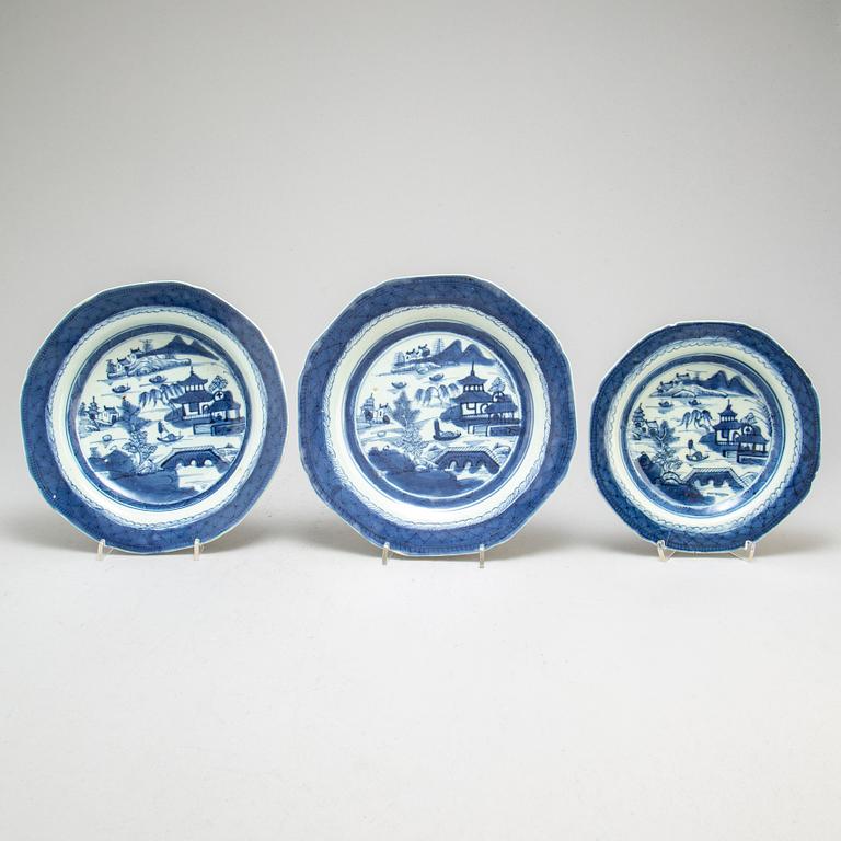 A blue and white part dinner service, Qing dynasty, 19th Century. (32 pieces).