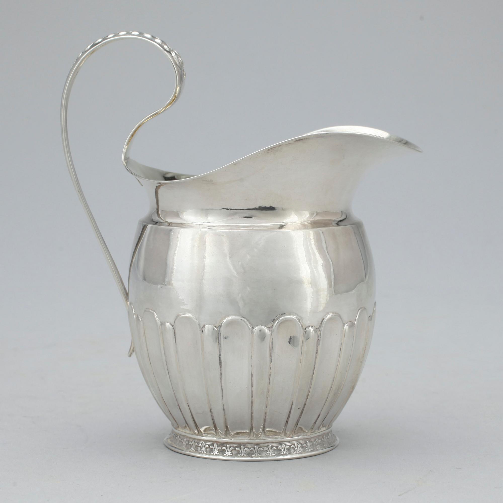 GRÄDDKANNA, silver, senempire, otydliga stämplar. Vikt ca 134g.