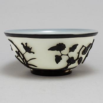 A Chinese peking glass bowl, 20th century.