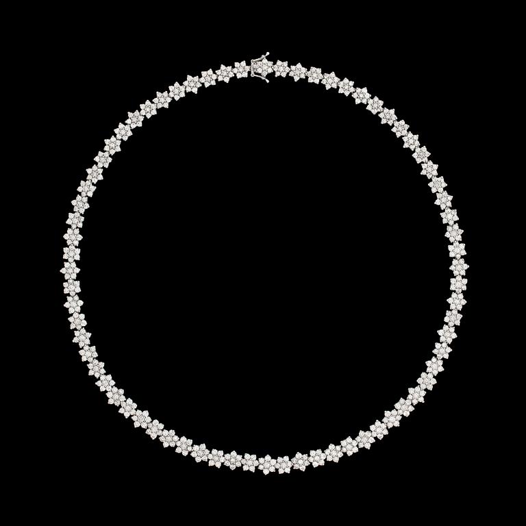 COLLIER, 504 briljantslipade diamanter, tot. 17.12 ct, i blomformationer.