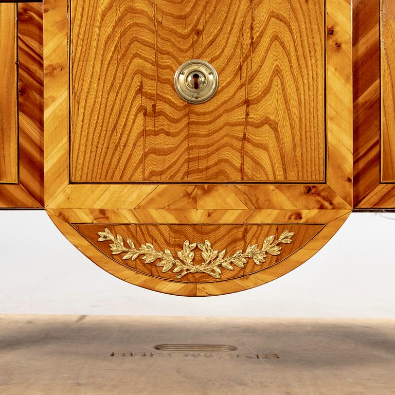 A late Gustavian dresser around 1800.