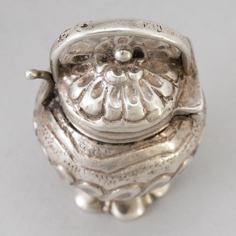 Two 18th century silver snuff bottles with faint marks. Total weight 46 g.