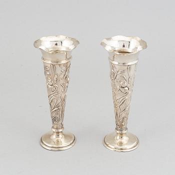 A pair of silver vases, William Comyns & Sons, London 1901.