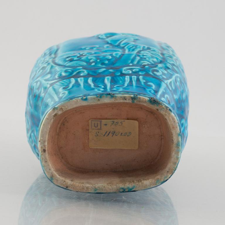 A Chinese turquoise glazed porcelain vase, late Qing dynasty / early 20th century.