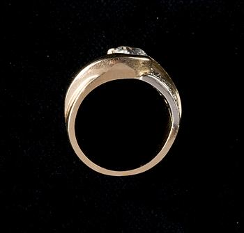 RING, gammalslipad diamant, ca 1.10 ct samt 16 små diamanter, tot. ca 0.20 ct.