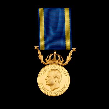 MEDALJ, 23 k guld, Carl XVI Gustaf, 2003. Vikt ca 15 gram.