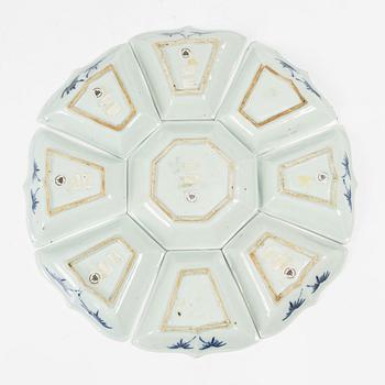 A nine piece Chinese export blue and white cabaret, Qing dynasty, Qianlong (1736-95).