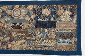 Antikt kinesiskt sidenbroderi, sen Qingdynasti, ca 300 x 88 cm.