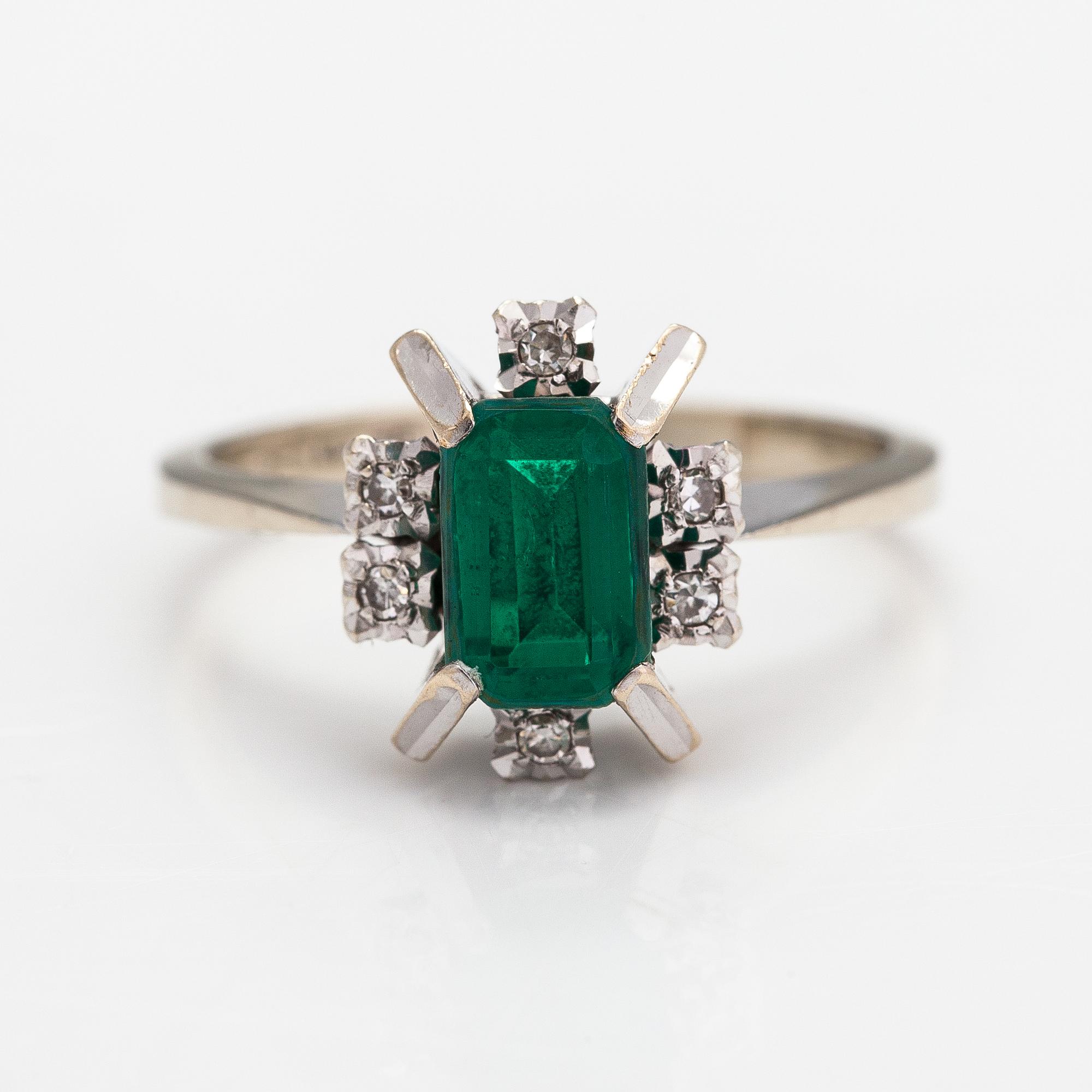 An 18K white gold ring with diamonds ca 0.06 ct in total and emerald triplet.
