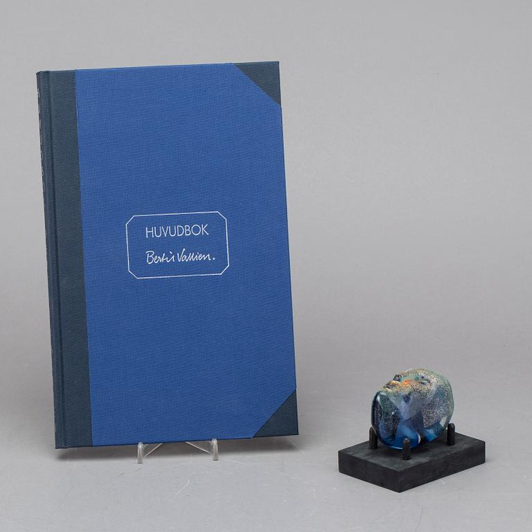 BERTIL VALLIEN, konstglas. "Huvud" signerad samt nr 7090002. Samt BOK "HUVUDBOK BERTIL VALLIEN".