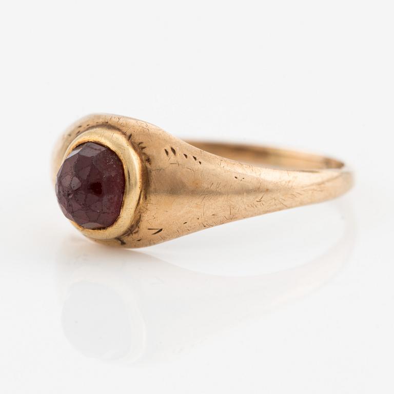 Ring, 18K gold with garnet.