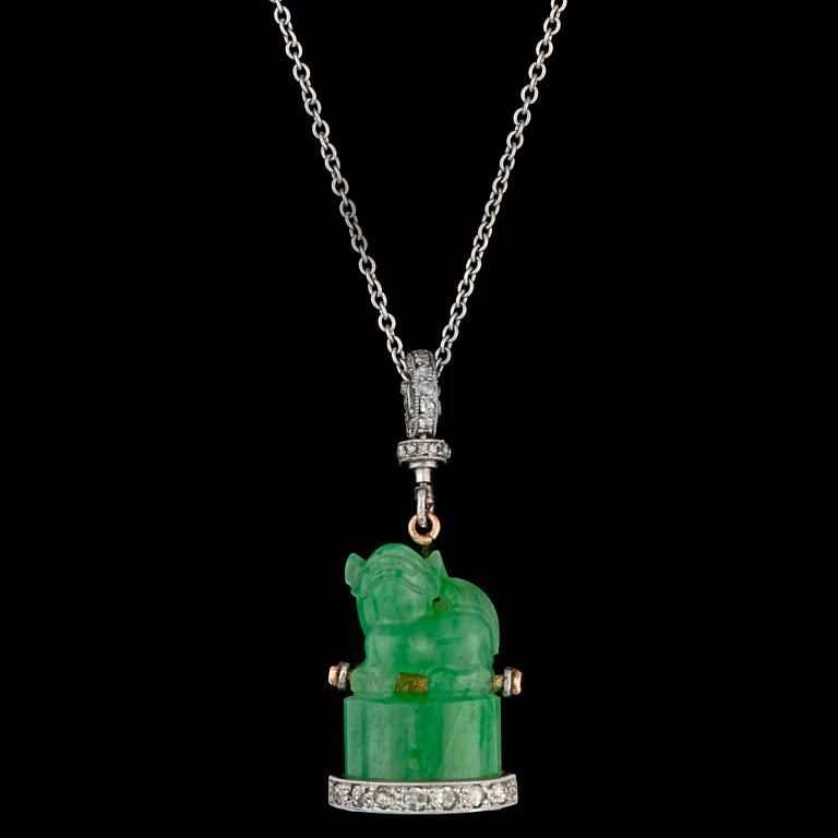 HÄNGSMYCKE, jade med rosenslipade diamanter, sekelskifte 1900.