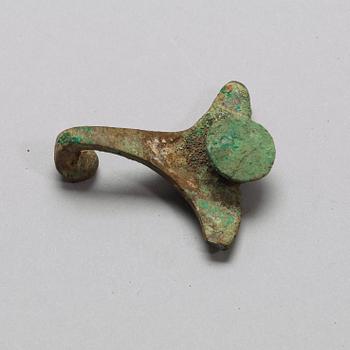 A bronze belt-hook, Zhou Dynasty (c. 1050-221 BC).