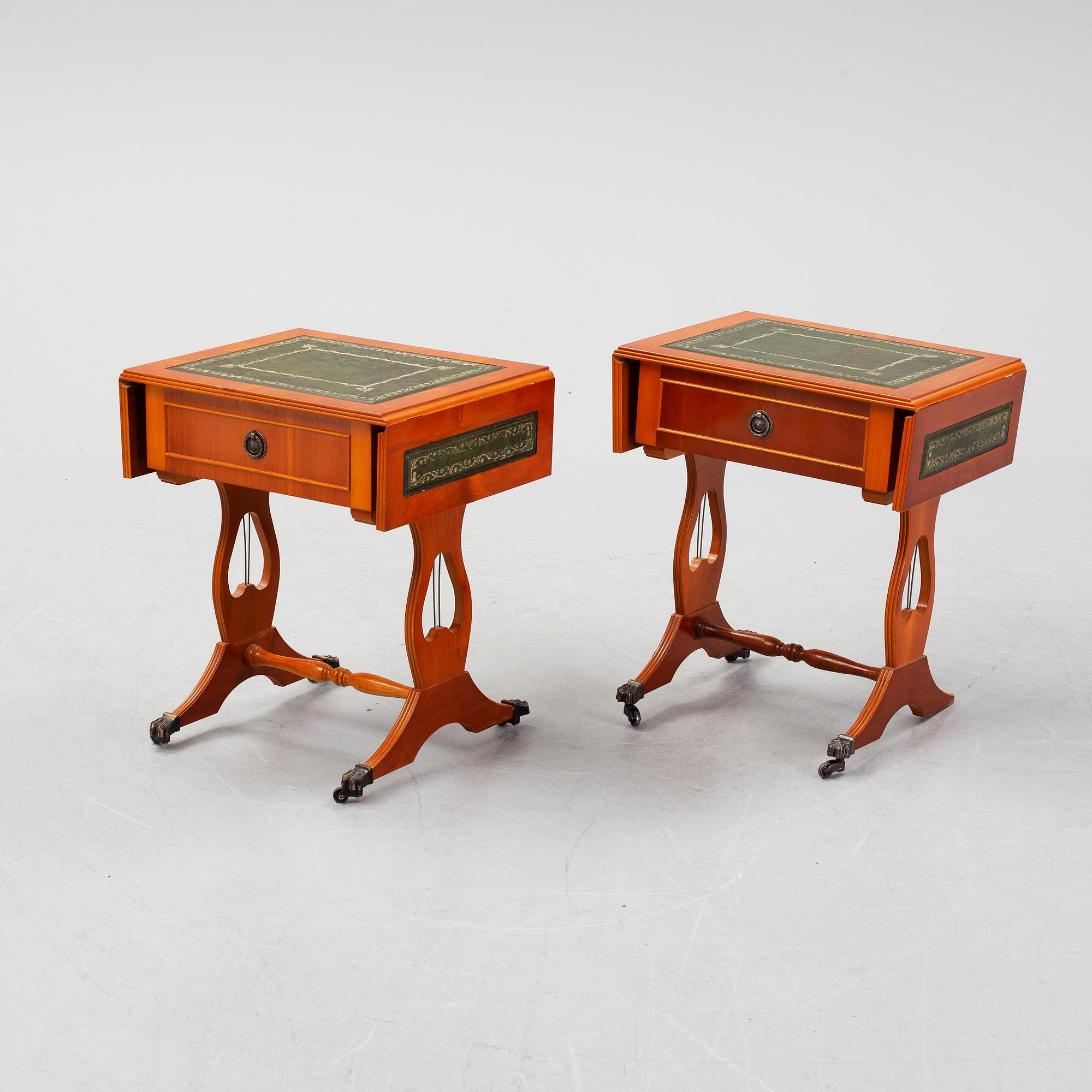 A pair of side tables width drop leaves from Schelco, end of the 20th Century.