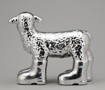 WILLIAM SWEETLOVE, "Cloned porcelain lamb with boots", keramik, sign o numr 46/100.