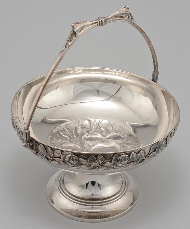 SKÅL PÅ FOT samt UPPSATSSKÅL, omkring sekelskiftet 1800/1900.