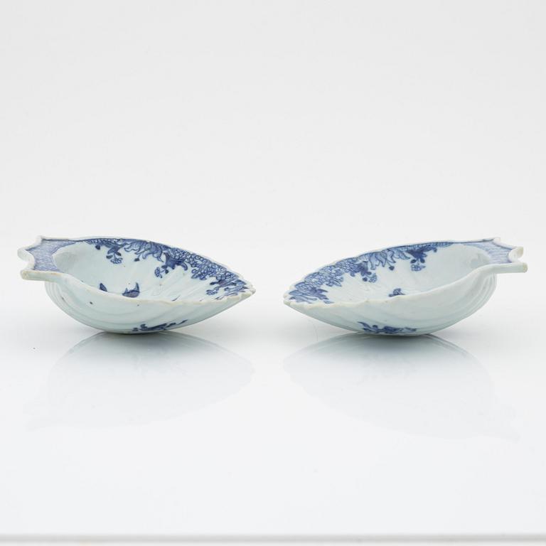 A pair of blue and white butter dishes, Qing dynasty, Qianlong (1736-95).