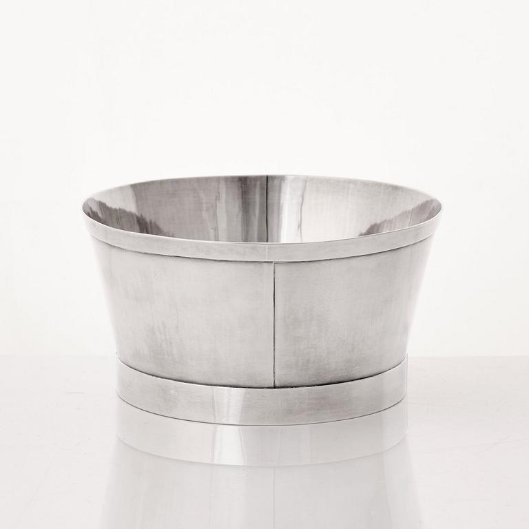 Birger Haglund, skål, Stockholm 1985, sterling, nr  2/10. Utförd i edition om 10 exemplar till Nationalmusei Vänners 75-årsjubileum.