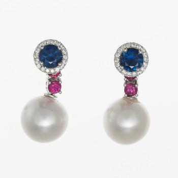EARRINGS, 18K white gold. South sea pearls 11,5 mm, sapphires 1.65 ct, brilliant cut diamonds 0.30 ct.