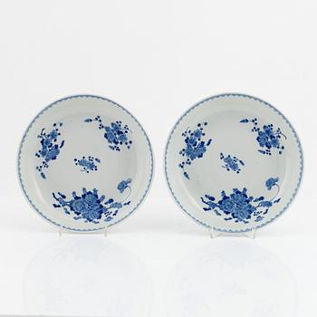 A pair of blue and white dishes, China, early 20th century.