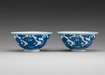 1725. A pair of blue and white bowls, Qing dynasty (1644-1912), with Qianlong sealmark.