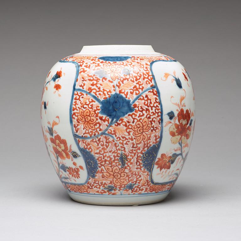 An imari jar, Qing dynasty, 18th Century.