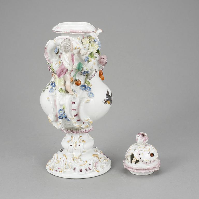 URNA MED LOCK, porslin, rokokostil, Meissenliknande märke, omkring år 1900.