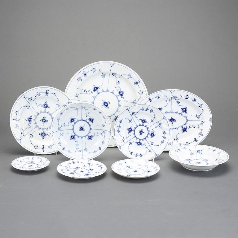 SERVIS, 64 delar, porslin, "Musselmalet", Royal Copenhagen, Danmark.