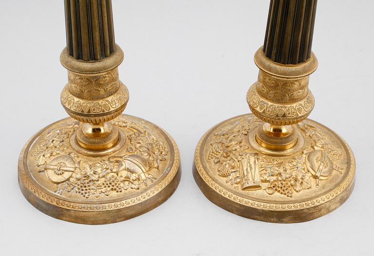 LJUSSTAKAR, 1 par, förgylld brons, empire, 1800-talets första hälft.