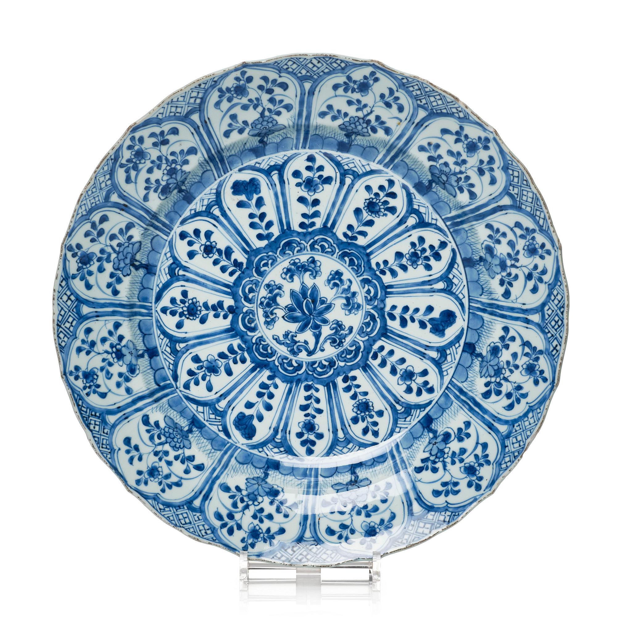 A large blue and white dish, Qing dynasty, Kangxi (1662-1722).